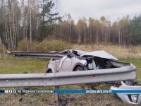 Гомельчанин уснул за рулем и въехал в отбойник пронзив автомобиль насквозь, тяжелые травмы получила пассажирка Гомельчанин уснул за рулем и въехал в отбойник пронзив автомобиль насквозь, тяжелые травмы получила пассажирка