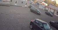На Хмельницкого легковушка на 2 части располовинила торговый павильон