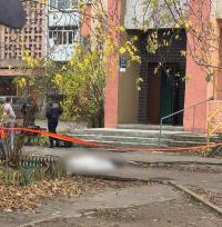 На Сельмаше (пр. Космонавтов) во дворе многоэтажки обнаружили тело