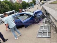 Пьяный гонщик устроил разборки с бетонной стенкой на тротуаре