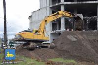 В Гомеле приступили к сносу долгостроя на перекрестке Кирова и Хатаевича.